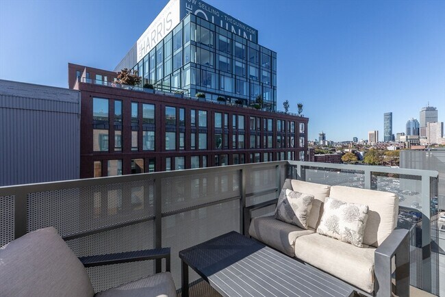 Building Photo - 32 Traveler St