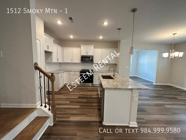 Building Photo - 1512 Smoky Mountains St