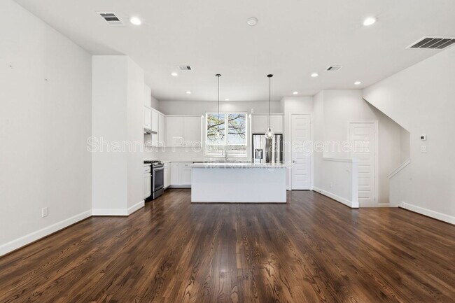 Building Photo - 3024 Charline