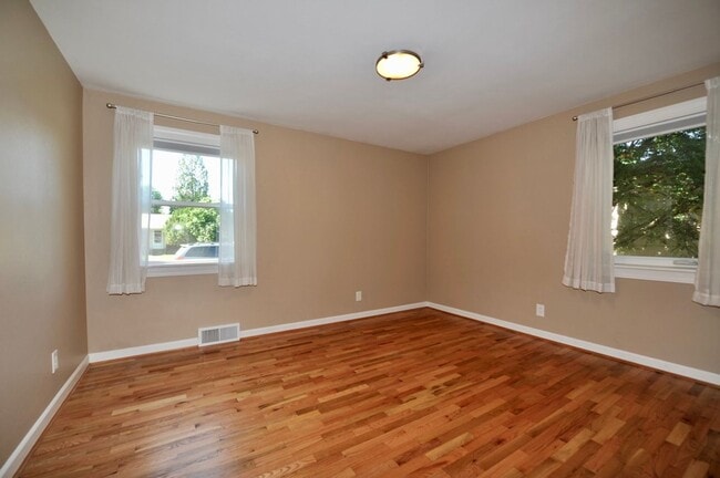 Building Photo - Charming 2 bed 1 bath bungalow with 2nd living room