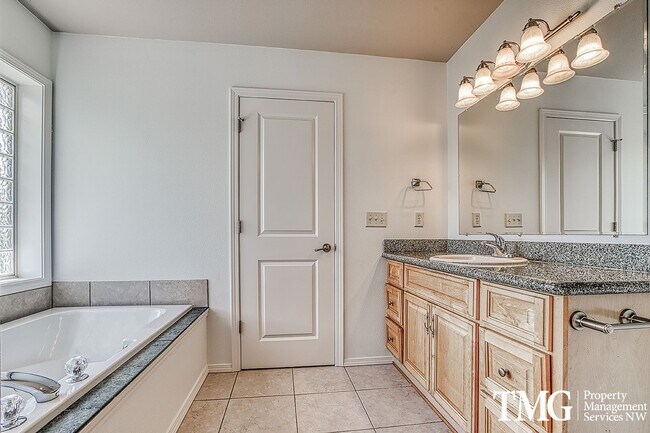 Building Photo - Large 4 Bed 2.5 Bath Home in Lakeshore!