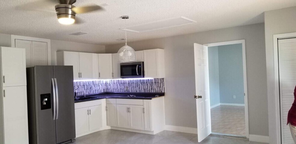 Kitchen - 202 Bramley Ct