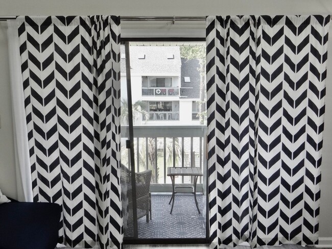 Building Photo - Beautifully Remodeled and Furnished Rental...