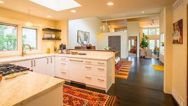Building Photo - 4 Bed 3.5 Bath Carolyn Heights Home W/Stunning Finishes & Ideal Outdoor Space!  Option for Early ...