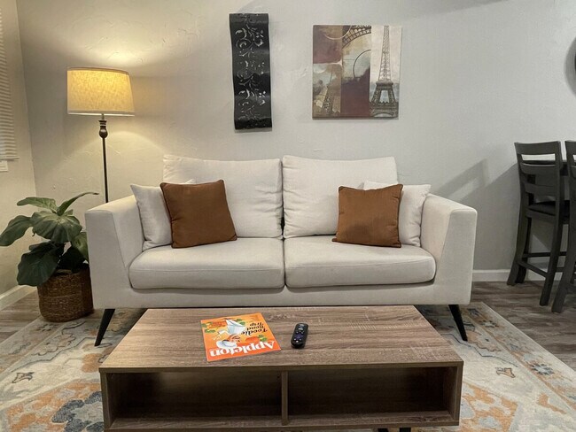 Building Photo - 915 W Weiland Ave