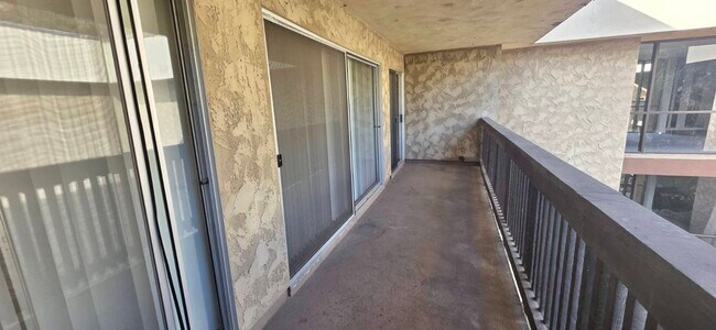 Building Photo - Large 2 Bedroom Condo in Fashion Valley!! With 2 Parking Spaces