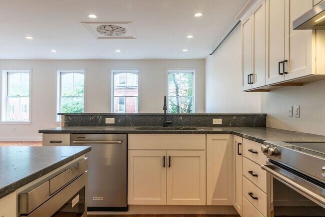 Building Photo - 21 Central St