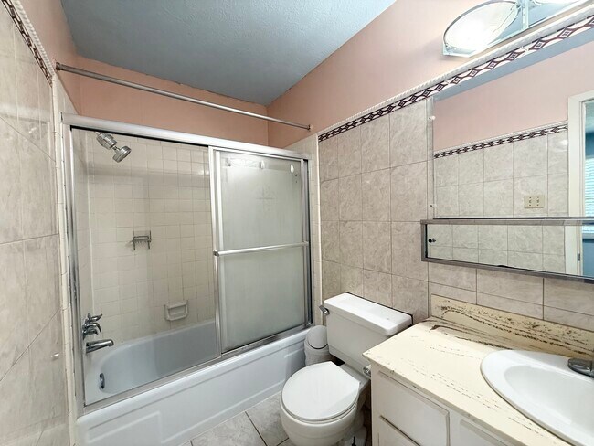Building Photo - 8438 Leawood Blvd