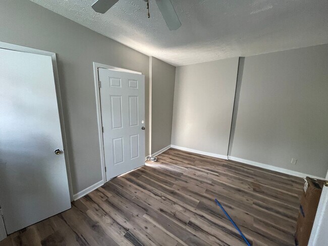 Building Photo - Quaint 2 Bedroom in Shelbyville!