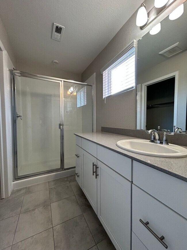 Building Photo - Modern Three Bedroom Townhome Available For Rent in Creekside