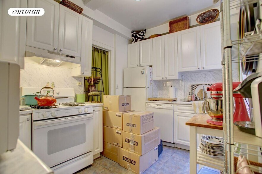 Building Photo - 250 W 104th St