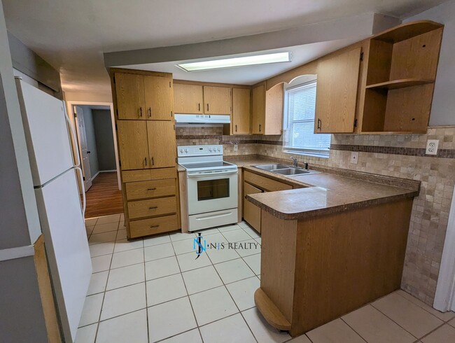 Building Photo - Must See 3/2/1 over 1000sf with tile/lamin...