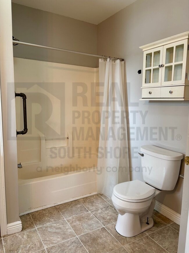 Building Photo - Spacious 3Bed/1.5Bath Close to Valparaiso