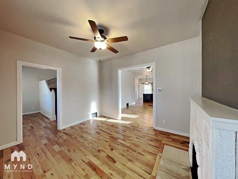 Building Photo - 2426 S Acoma St