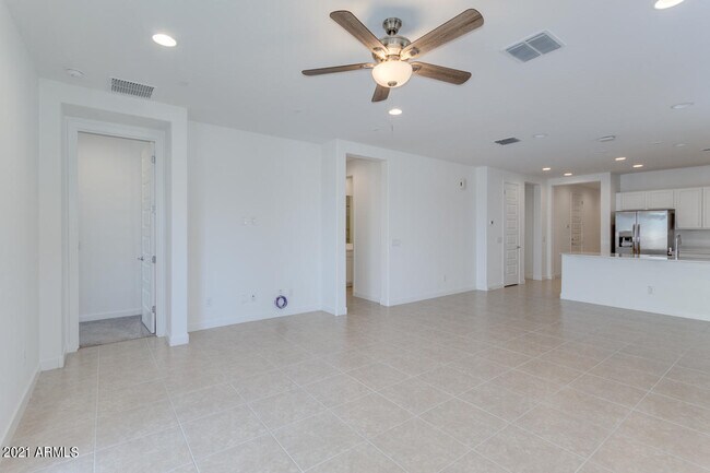 Building Photo - 1346 E Glass Ln