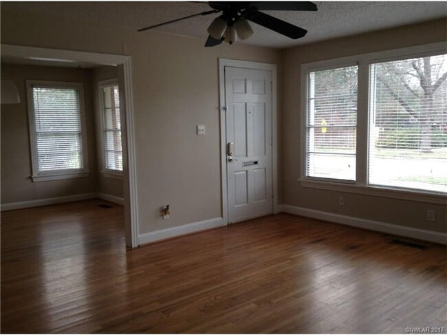 Building Photo - ** AVAILABLE JUNE 1ST ** CUTE 3/1 BROADMOO...
