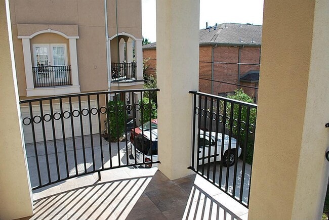 Building Photo - 5629 Dolores St