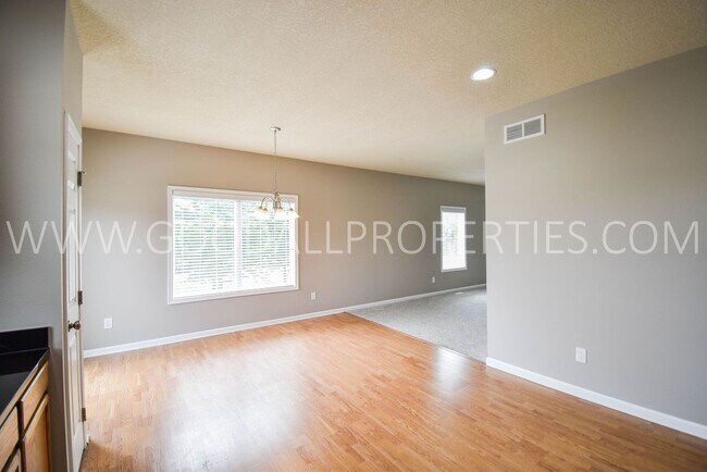 Building Photo - 3 Bedroom 2 Bath Townhome end unit in Glenn Village!!!