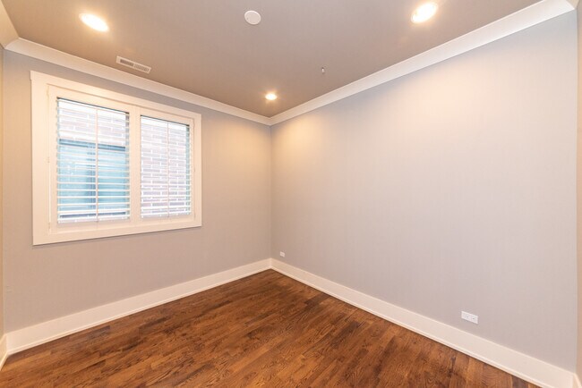 Building Photo - 4021 S Ellis Ave