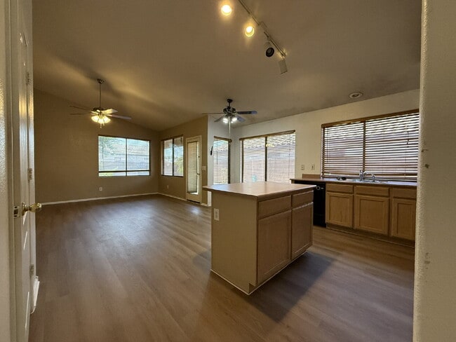 Building Photo - "Charming 3-Bed, 2-Bath in the beautiful Crystal Gardens Lake Community  – Your Perfect Home Awai...
