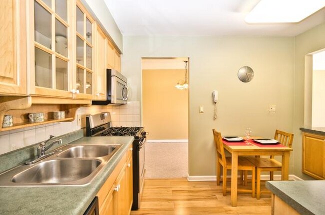 Building Photo - 5200 Carriage Way Dr