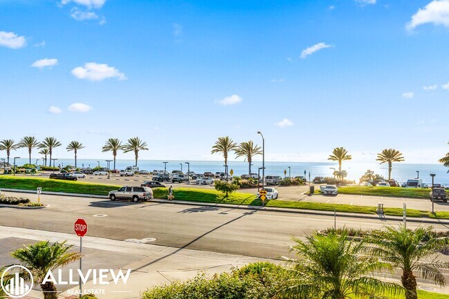 Building Photo - OCEAN VIEWS AND UPGRADED 2 BED/ 2 BATH UPP...