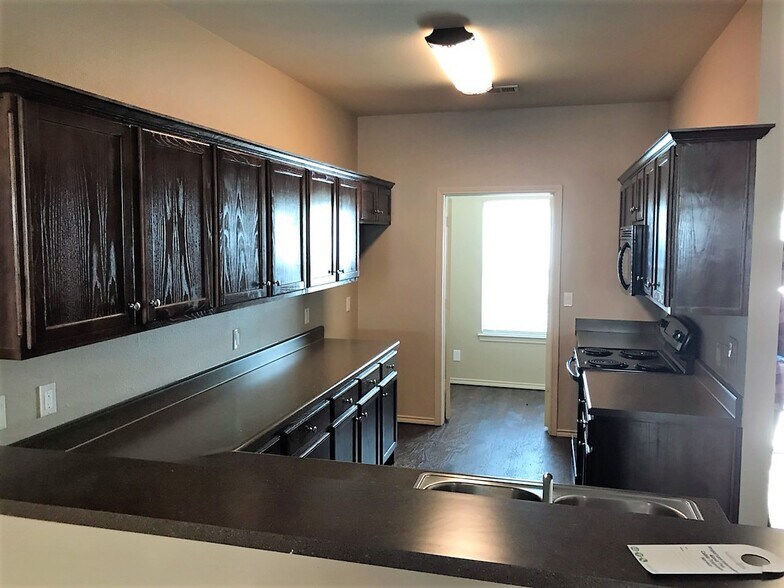 Kitchen - 4213 Castlegate Dr