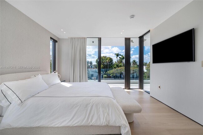 Building Photo - 1045 W 47th Ct