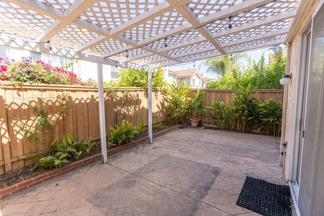 Building Photo - Beautiful home in Sunset Glen with 4 bedrooms 2.5 bath, 1726 Sq Ft available NOW