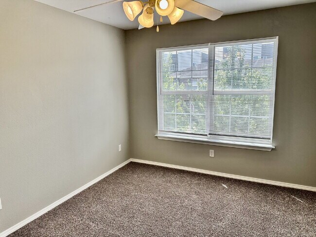 Building Photo - 1460 W Jct St