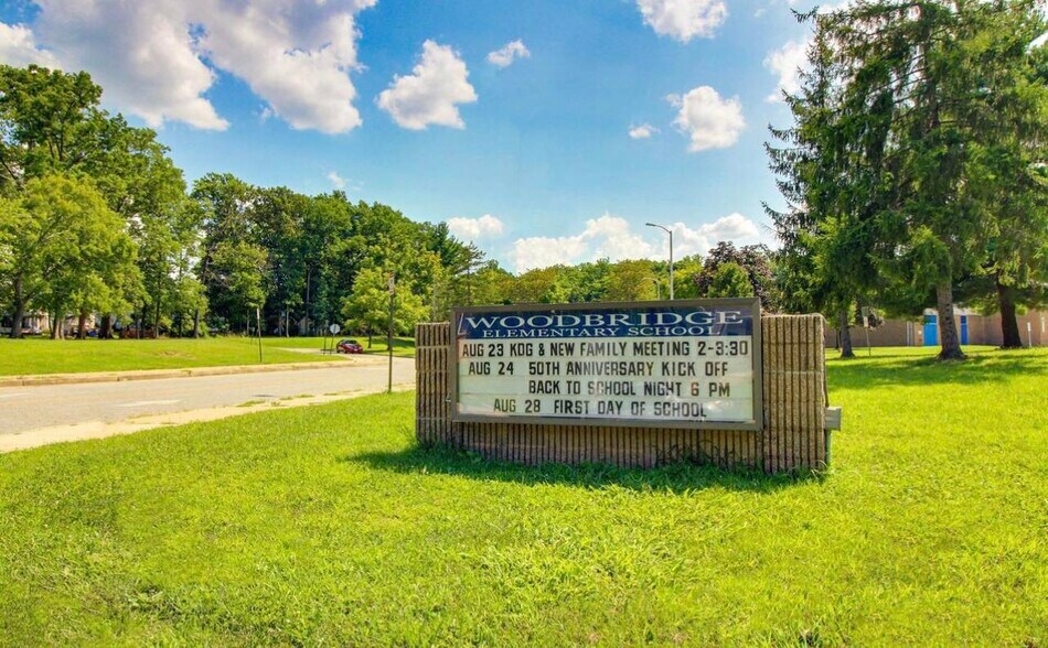 Building Photo - 1405 Pleasant Valley Dr