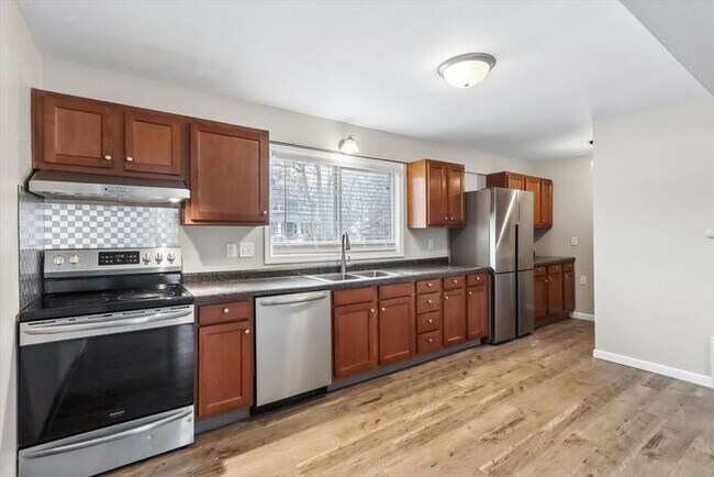 Building Photo - $1,750 | 3 Bedroom, 1 Bathroom Top Floor Duplex | No Pets | Available for Immediate Move-In!