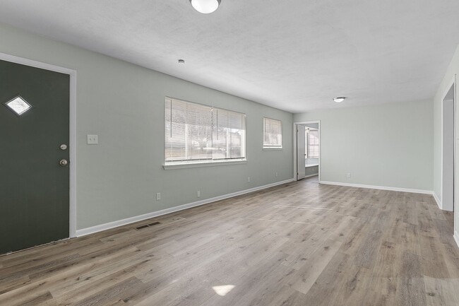 Building Photo - For Rent - Adorable 4BR 2BA house - East Ridge