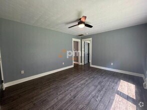 Building Photo - 132-36 S Elgin St