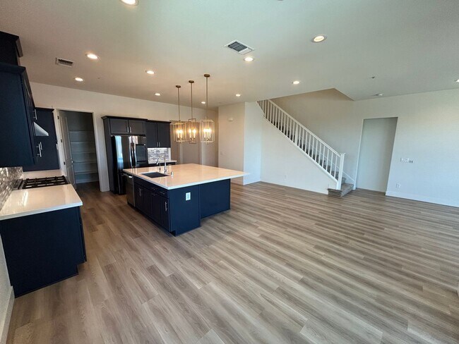 Building Photo - Spacious 4 Bed 2.5 Bath Home in Ellis with Solar!