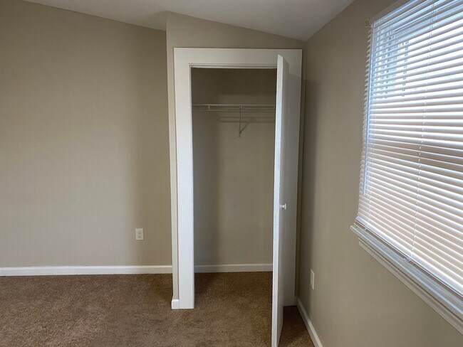 Building Photo - 235-2 Lexington Ave – The Treehouse Apartm...