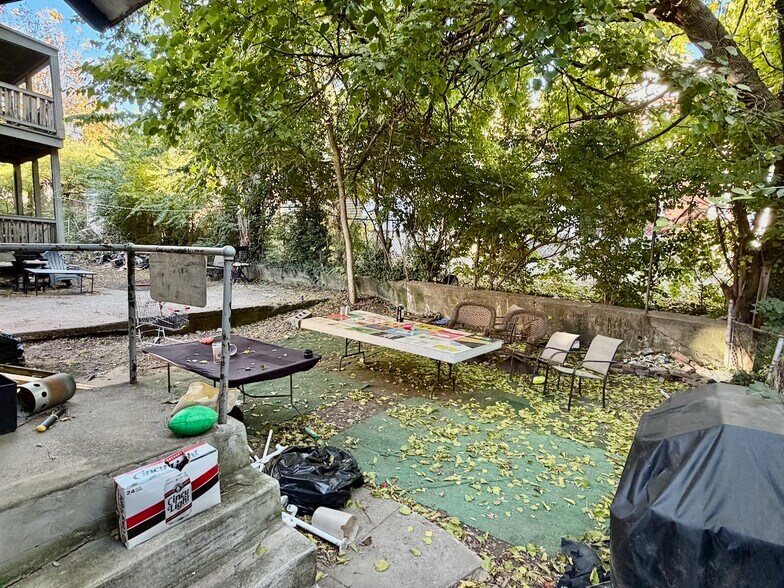 Building Photo - 2346 Stratford Ave