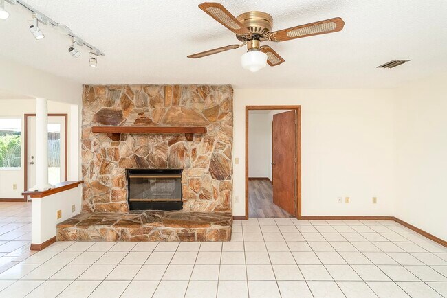 Building Photo - 328 Linden Rd