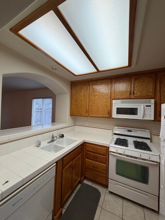 Building Photo - Take a look at this Gorgeous NW Bakersfield Home