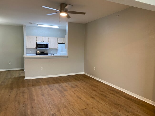 Building Photo - 5447 Vineland Rd