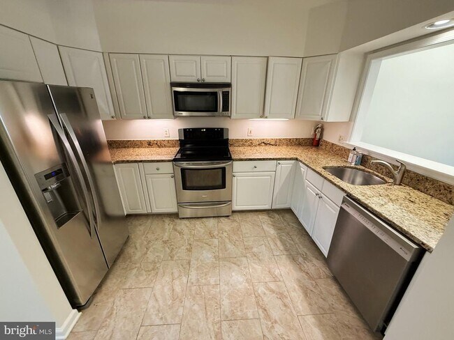 Building Photo - 5506 Whitley Park Terrace