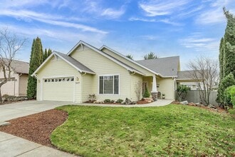 Building Photo - NEW TO MARKET, 3 BEDROOM EAST MEDFORD HOME