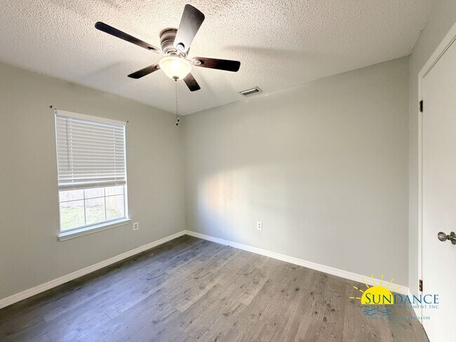 Building Photo - Stunning 3 Bedroom Home in Mary Esther!