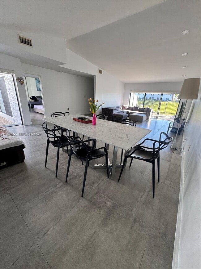 Building Photo - 534 NE 195th St