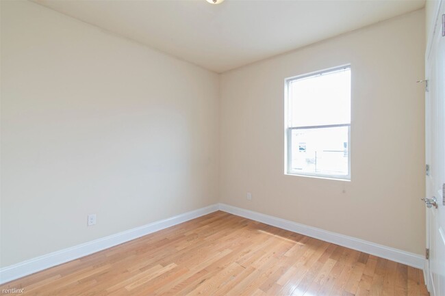 Building Photo - 3 br, 2 bath Triplex - 1813 N 18TH ST Unit...