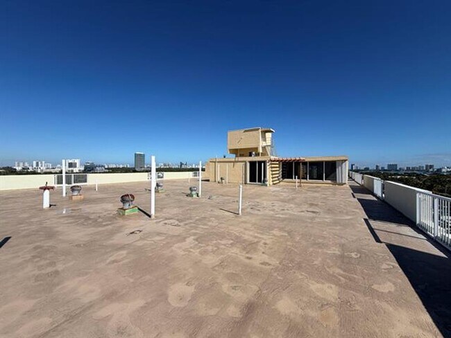 Building Photo - 2000 NE 135th St