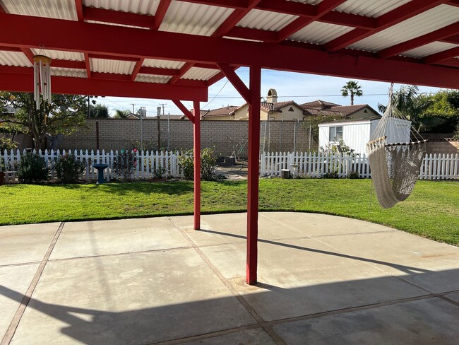 Building Photo - East Ventura Home with a large park-like b...