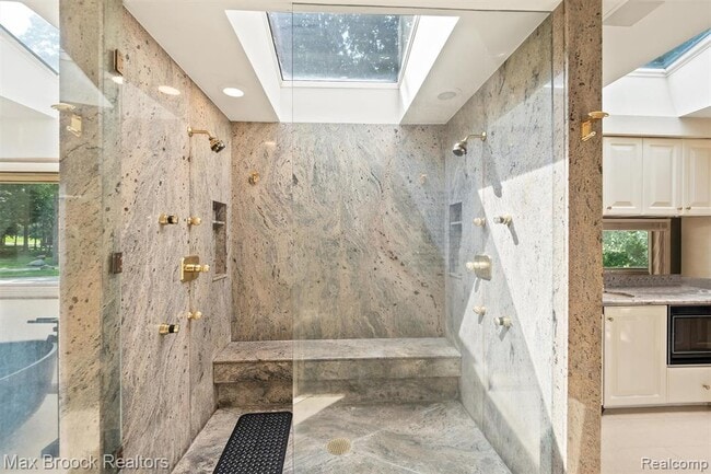 Building Photo - 3333 W Shore Dr