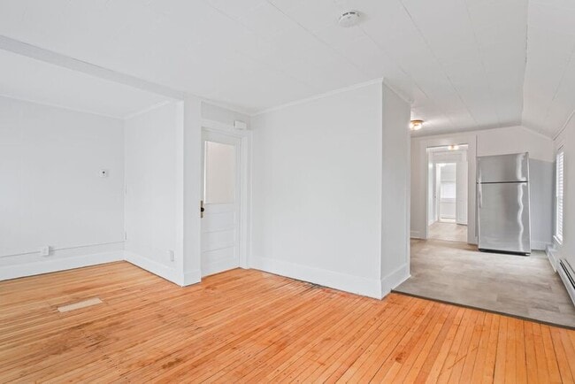 Building Photo - 2 New St