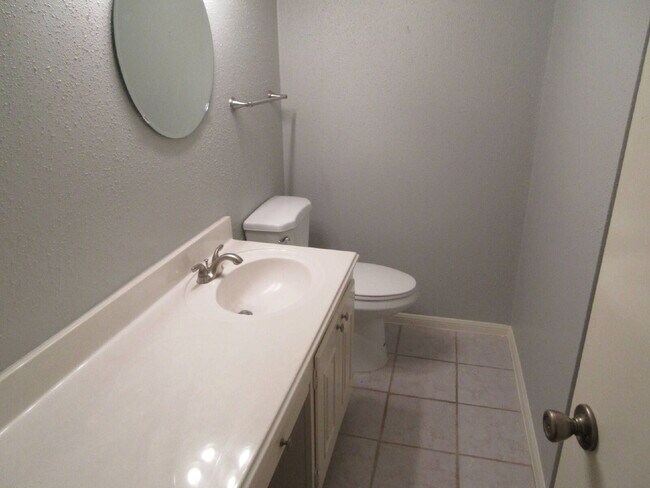 Building Photo - This charming 3-bedroom, 2.5-bath townhome in Memorial Club!